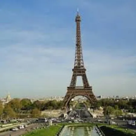 Studio Eiffel Tower / Invalides Apartment *